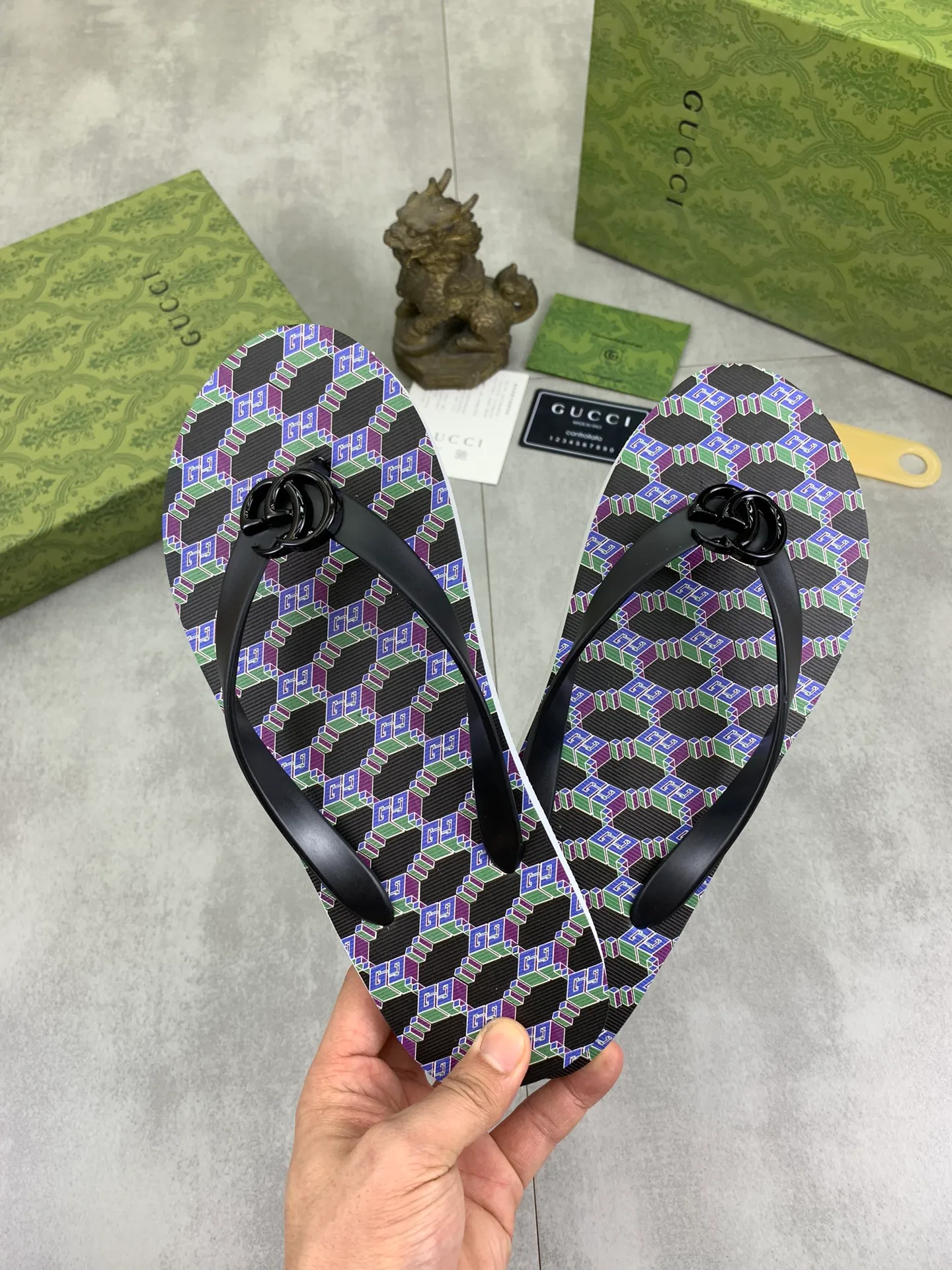 Men's men's shoes 💰P220💰【New style】🆘【GUCCI】Official website's popular Gucci adult couple 🧑‍🤝‍🧑 style, children's flip-flops are on sale at the counter simultaneously! Original fabric imported from Italy. Original bottom provided by the original factory. Size: Adult 36-45. Children’s size: 30-37. Multiple colors available.